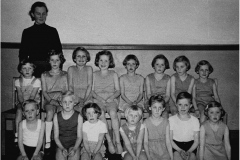 Gymnastik-børnehold-1954-Jordløse-Gymnastikforening-Randi-Kringelum-nr-3-fra-højre