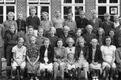 Hover-Skole-6-klasse-fotograferet-i-september-1941-Gerda-Kringelum-er-nr-3-fra-højre-i-midterste-række